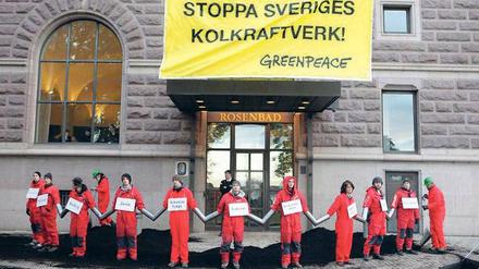 Protest auf Schwedisch. Im Oktober 2009 schütteten Greenpeace-Aktivisten 18 Tonnen Braunkohle rund um den Eingang der Stockholmer Regierungskanzlei und hielten Schilder mit den Namen schwedischer Kohlekraftwerke in Deutschland in die Luft.