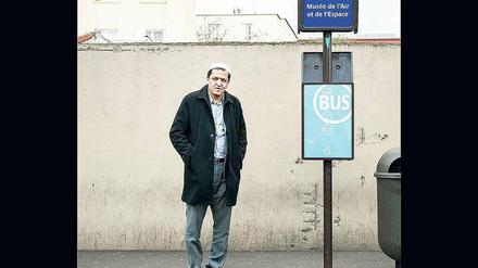 Passagier an einer Haltestelle der Buslinie 148, die durch die Pariser Périphérique führt.