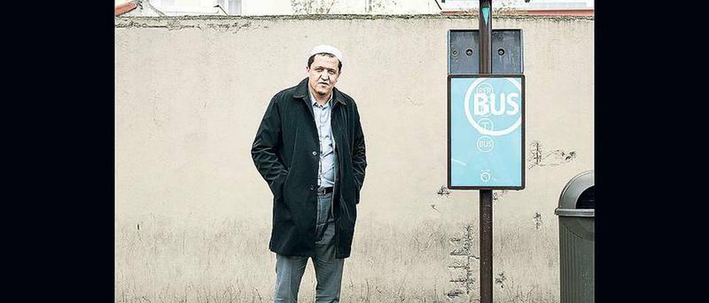 Passagier an einer Haltestelle der Buslinie 148, die durch die Pariser Périphérique führt.