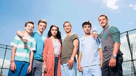 Herzschmerz auf der Kinderstation. Hugo (Nick Julius Schuck, von links), Alex (Timur Bartels), Emma (Luise Befort), Leo (Tim Oliver Schultz), Toni (Ivo Kortlang) und Jonas (Damian Hardung) vom „Club der roten Bänder“.