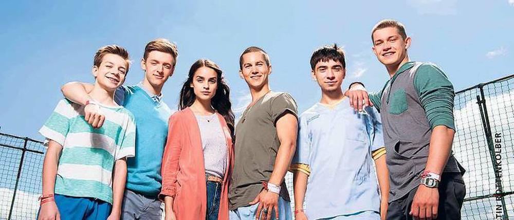 Herzschmerz auf der Kinderstation. Hugo (Nick Julius Schuck, von links), Alex (Timur Bartels), Emma (Luise Befort), Leo (Tim Oliver Schultz), Toni (Ivo Kortlang) und Jonas (Damian Hardung) vom „Club der roten Bänder“.