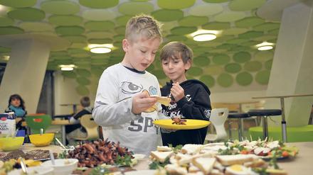 Energie für den Tag. Die Spirellibande der Awo bietet kostenloses Frühstück an sieben Potsdamer Schulen – wie hier in der Grundschule „Am Priesterweg“. Nun soll die Stadt prüfen, ob dies mit finanzieller Hilfe des Landes an allen Potsdamer Grundschulen möglich ist. Im März 2017 soll ein Zwischenbericht vorliegen.