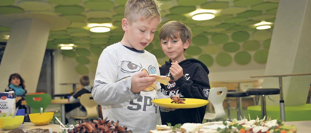 Energie für den Tag. Die Spirellibande der Awo bietet kostenloses Frühstück an sieben Potsdamer Schulen – wie hier in der Grundschule „Am Priesterweg“. Nun soll die Stadt prüfen, ob dies mit finanzieller Hilfe des Landes an allen Potsdamer Grundschulen möglich ist. Im März 2017 soll ein Zwischenbericht vorliegen.