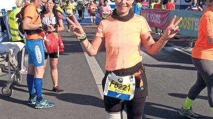 Sie hat es geschafft. Astrid Krügel im Ziel des Berlin-Marathons im vergangenen Jahr. Durch das Laufen fand die 47-Jährige den Weg in ein neues, glückliches Leben.