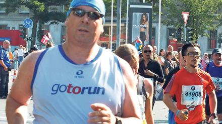 Hier kommt er. Andreas Baranowska bei seinem Berlin-Marathon Ende September dieses Jahres.