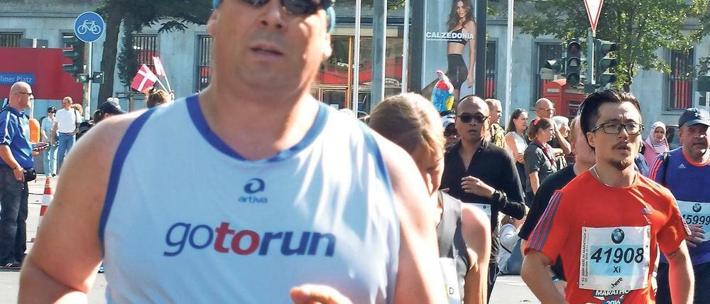 Hier kommt er. Andreas Baranowska bei seinem Berlin-Marathon Ende September dieses Jahres.