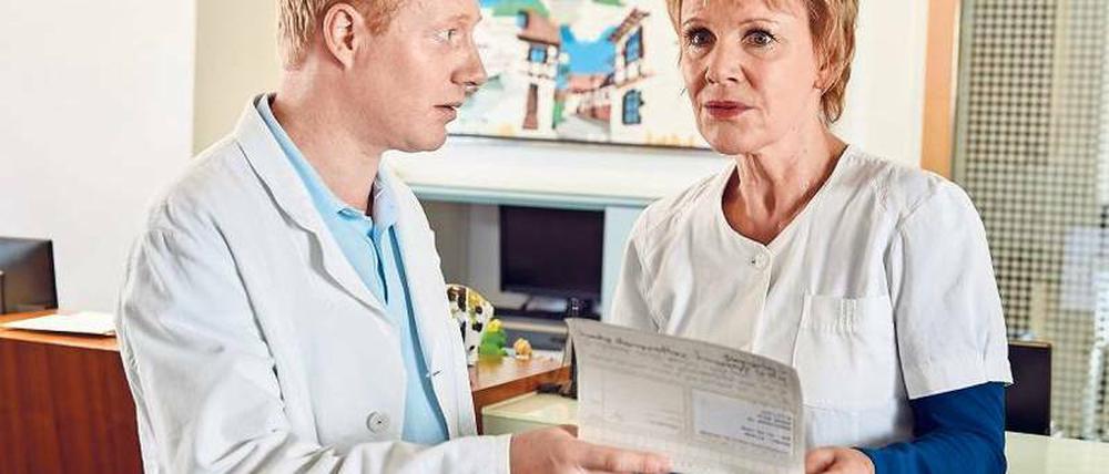 Vermintes Gelände. Schwiegersohn Basti Beermann (Simon Schwarz) und die schwer kranke Karin Glaser (Mariele Millowitsch).