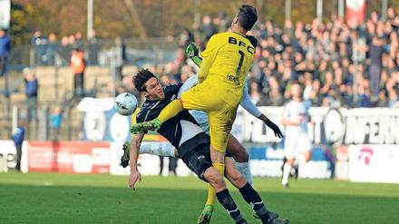Aus dem Weg geräumt. BFC-Keeper Bernhard Hendl kannte kein Pardon gegen SVB-Stürmer Andis Shala, der nach diesem Foul mit gebrochener Rippe vom Platz musste. Der Dynamo-Schlussmann durfte weitermachen, sein Einsatz wurde mit Gelb bestraft.