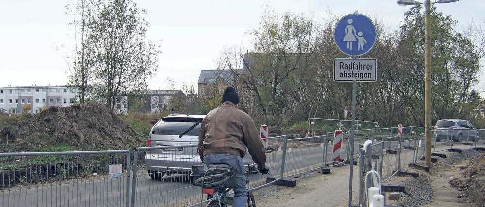 Runter vom Rad. An der Baustelle Ruhlsdorfer Straße ist nicht für alle Platz.