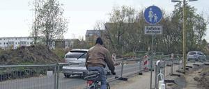 Runter vom Rad. An der Baustelle Ruhlsdorfer Straße ist nicht für alle Platz.
