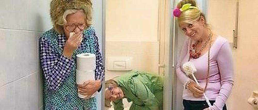 Unbequem und provokant. Erna, Grete und Mariedl nehmen kein Blatt vor den Mund. „Die Präsidentinnen“ arbeiten nämlich dort, wo jeder Mensch nicht dran vorbeikommt.