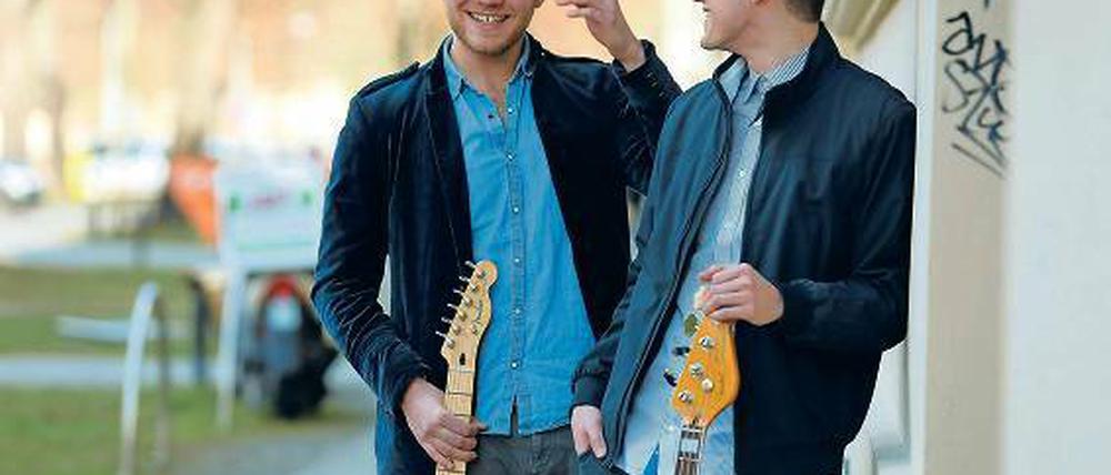Lieber ehrlich. Felix Noster und Maximilian Sterr alias John Apart passen nicht in die traditionell eher rockige Potsdamer Musikszene. Sich verbiegen, um mehr Auftritte zu bekommen, wollen sie aber nicht.