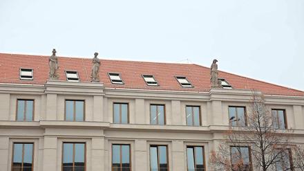 Auf dem Neubau der Alten Post wurden drei originale Attikafiguren bereits Ende Oktober aufgestellt.