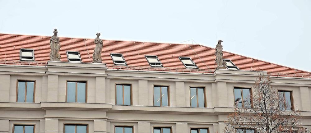 Auf dem Neubau der Alten Post wurden drei originale Attikafiguren bereits Ende Oktober aufgestellt.