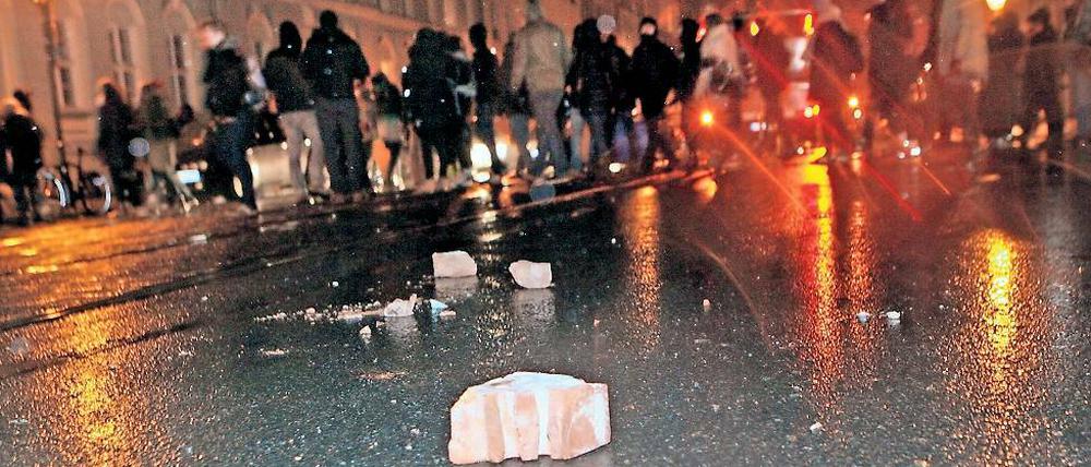 Sitzblockade, fliegende Flaschen, Steine und Böller, dann Reizgas: Als am Montagabend „Pogida“-Sympathisanten durch Potsdam laufen wollten, stießen sie auf heftigen Widerstand von linken Gegendemonstranten.
