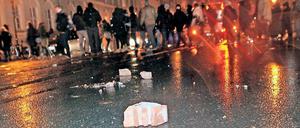 Sitzblockade, fliegende Flaschen, Steine und Böller, dann Reizgas: Als am Montagabend „Pogida“-Sympathisanten durch Potsdam laufen wollten, stießen sie auf heftigen Widerstand von linken Gegendemonstranten.