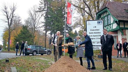 Losgeschippt. Staatssekretärin Ines Jesse (2.v.l.) beim Baubeginn.
