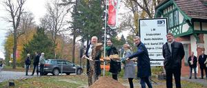 Losgeschippt. Staatssekretärin Ines Jesse (2.v.l.) beim Baubeginn.