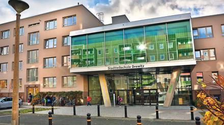 Offenes Haus. Hell und freundlich erscheint die Stadtteilschule in Drewitz. Dort können die Schüler auch an den Kursen im Begegnungszentrum Oskar teilnehmen.