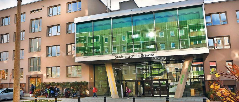 Offenes Haus. Hell und freundlich erscheint die Stadtteilschule in Drewitz. Dort können die Schüler auch an den Kursen im Begegnungszentrum Oskar teilnehmen.