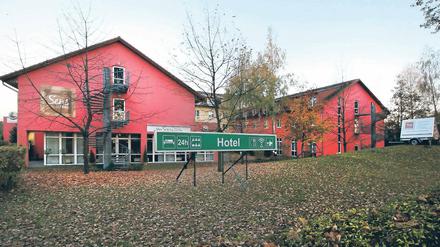 Zentral gelegen. Der Landkreis will Flüchtlinge aus anderen Orten nach Michendorf verlegen, da die Gemeinde zentral im Landkreis liegt und das frühere Hotel im Ort gut angebunden ist. In diesem Jahr werden aber wohl keine Asylbewerber mehr einziehen.