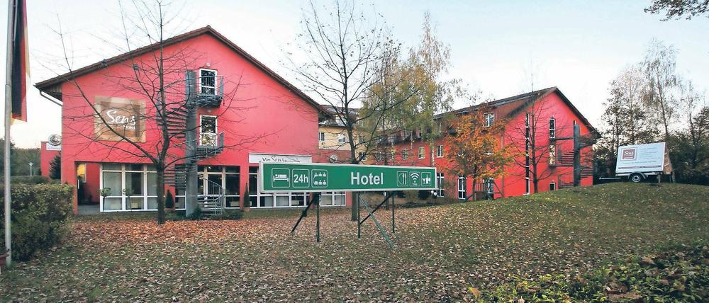 Zentral gelegen. Der Landkreis will Flüchtlinge aus anderen Orten nach Michendorf verlegen, da die Gemeinde zentral im Landkreis liegt und das frühere Hotel im Ort gut angebunden ist. In diesem Jahr werden aber wohl keine Asylbewerber mehr einziehen.