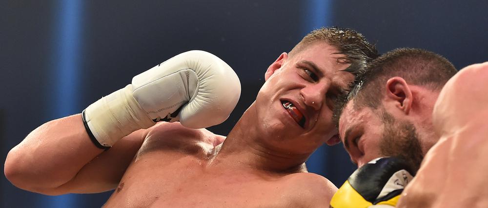 Schlagender Erfolg. Tyron Zeuge bezwang den Italiener Giovanni De Carolis in Potsdam durch Knockout.