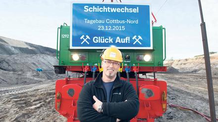 Lokführer Malte Helm vor seiner Lok. Er hat gestern Abend den letzten Kohle-Zug aus dem Revier gefahren, bevor die Grube planmäßig stillgelegt wird. Voraussichtlich ab 2018/19 wird die Grube geflutet: Der „Ostsee“ soll der größte künstliche See in Deutschland werden.