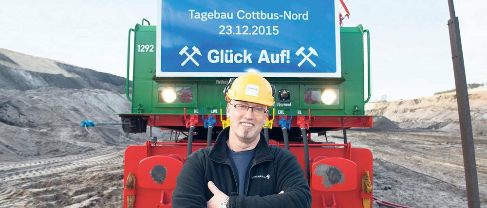 Lokführer Malte Helm vor seiner Lok. Er hat gestern Abend den letzten Kohle-Zug aus dem Revier gefahren, bevor die Grube planmäßig stillgelegt wird. Voraussichtlich ab 2018/19 wird die Grube geflutet: Der „Ostsee“ soll der größte künstliche See in Deutschland werden.