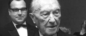 Konrad Adenauer lebte einst in Potsdam, jetzt wird ein Platz nach ihm benannt. Diese Aufnahme stammt aus dem Jahr 1967, links von Adenauer steht Helmut Kohl.