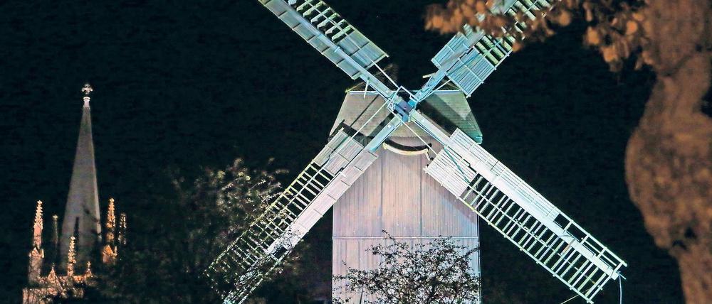 Historische Retourkutsche. Nachdem der Soldatenkönig einst mit seiner Kutsche in Werder im Morast stecken blieb, befahl er den schadenfrohen Werderanern, ihre Straßen auf eigene Kosten zu pflastern (o.). Solche und ähnliche Anekdoten erzählte Nachtwächterin Beate Petrov (M. u.) am Samstag ihren Gästen auf ihrer Tour durch die abendliche Havelstadt.