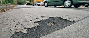Huckelpiste. Der Zustand der Straße An der Alten Zauche, einer zentralen Durchgangsstraße im Schlaatz, ist schlecht. Die Betonkonstruktion weist tiefe Risse, Kantenab- und -aufbrüche auf. Viele andere Straßen der Stadt sind in ähnlich schlechtem Zustand, der Sanierungsstau wächst.