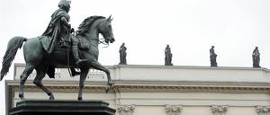 Umstritten. Seit 1967 stehen die Potsdamer Attika-Figuren auf dem Dach der Humboldt-Universität in Berlin.