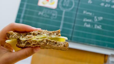 Kindern einen guten Start in den Tag zu ermöglichen, dürfe nicht länger allein dem Ehrenamt und der Finanzierung durch Spenden überlassen sein, heißt es in dem Linke-Antrag.