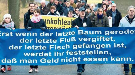 Laufende Proteste. Teilnehmer des Sternmarsches gegen die vom Braunkohletagebau bedrohten Dörfer Atterwasch, Grabko und Kerkwitz im Südosten von Brandenburg liefen am Sonntag eine Straße nahe Kerkwitz (Spree-Neiße) entlang. Laut Veranstalter nahmen am Sternmarsch und der anschließenden Kundgebung mehr als 800 Menschen teil.