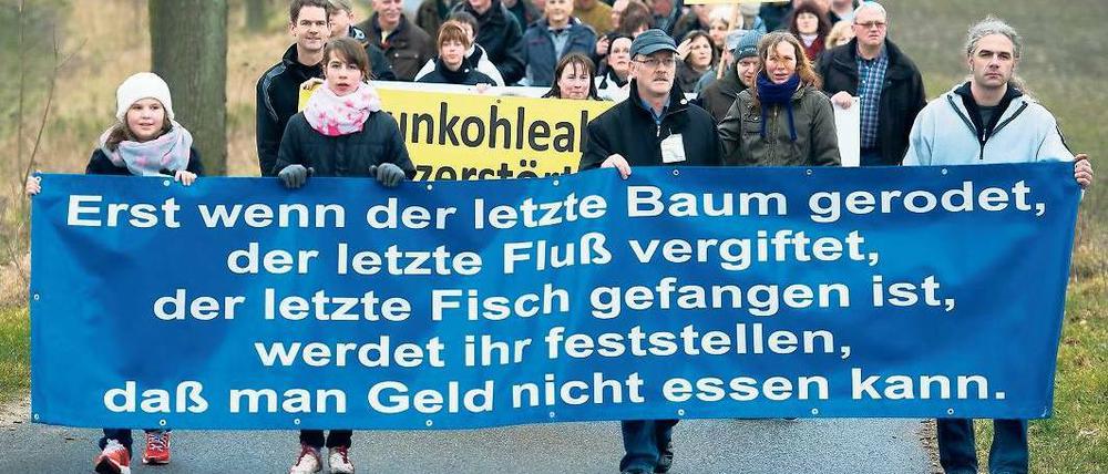 Laufende Proteste. Teilnehmer des Sternmarsches gegen die vom Braunkohletagebau bedrohten Dörfer Atterwasch, Grabko und Kerkwitz im Südosten von Brandenburg liefen am Sonntag eine Straße nahe Kerkwitz (Spree-Neiße) entlang. Laut Veranstalter nahmen am Sternmarsch und der anschließenden Kundgebung mehr als 800 Menschen teil.