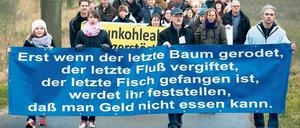 Laufende Proteste. Teilnehmer des Sternmarsches gegen die vom Braunkohletagebau bedrohten Dörfer Atterwasch, Grabko und Kerkwitz im Südosten von Brandenburg liefen am Sonntag eine Straße nahe Kerkwitz (Spree-Neiße) entlang. Laut Veranstalter nahmen am Sternmarsch und der anschließenden Kundgebung mehr als 800 Menschen teil.