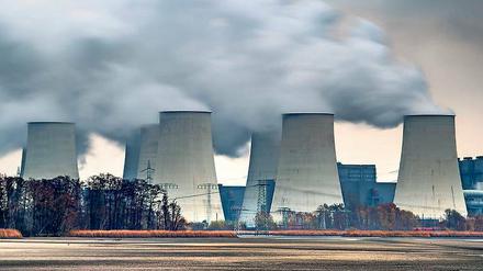 Dunkle Wolken. Am künftigen Betreiber der Vattenfall-Kraftwerke und Tagebaue in der Lausitz, EPH, gibt es erhebliche Zweifel. Das Landeswirtschaftsministerium will sich aber lieber raushalten.