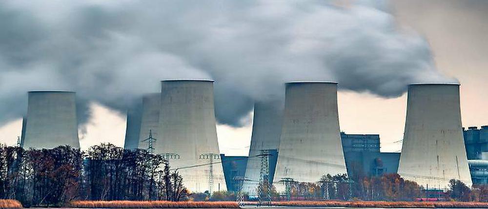 Dunkle Wolken. Am künftigen Betreiber der Vattenfall-Kraftwerke und Tagebaue in der Lausitz, EPH, gibt es erhebliche Zweifel. Das Landeswirtschaftsministerium will sich aber lieber raushalten.