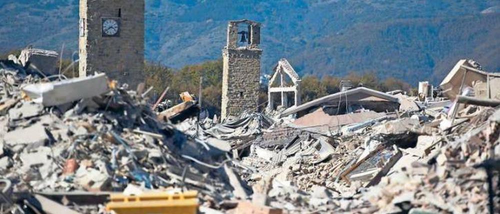 Nicht viel übrig. In Amatrice, wo die Erde bereits im August bebte, liegt die Innenstadt in Trümmern.