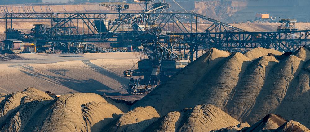 Blick über riesige Abraumhalden in den Braunkohletagebau der Vattenfall AG nahe Jänschwalde.