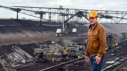 Volkmar Schrader vor seinem Lebenswerk: Der Ingenieur hat die gigantische Förderbrücke für den Braunkohletagebau Welzow-Süd entworfen.