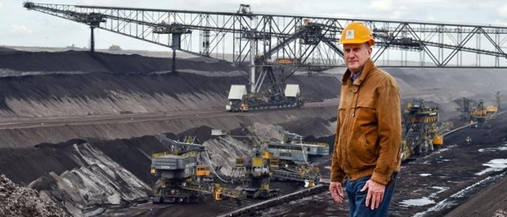 Volkmar Schrader vor seinem Lebenswerk: Der Ingenieur hat die gigantische Förderbrücke für den Braunkohletagebau Welzow-Süd entworfen.