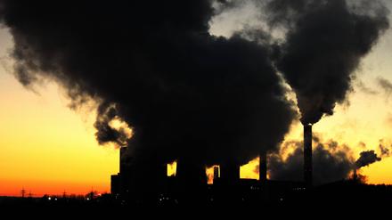 Schwarze Wolken über den schönen Zielen: Braunkohle bleibt in Brandenburg ein Streitthema.