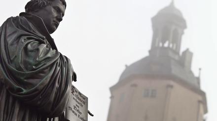 Luther hat einen langen Post an der Kirche in Wittenberg vor 499 Jahren hinterlassen. Am Wochenende wird dort das Reformationsfest gefeiert.