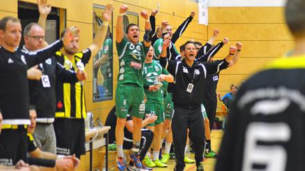 Emotionaler Abend. Nach einer miserablen ersten Halbzeit kämpfte sich Liga-Neuling HV Grün-Weiß Werder in Durchgang zwei Tor um Tor gegen den SV Anhalt Bernburg heran. Der Jubel war dabei groß: auf der Bank, auf dem Platz, auf der Tribüne. Am Ende wurde das Unentschieden gefeiert.