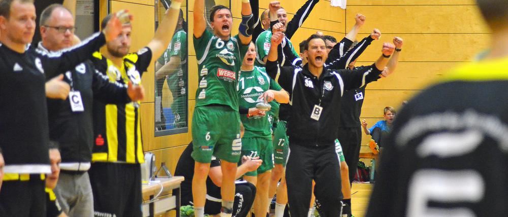 Emotionaler Abend. Nach einer miserablen ersten Halbzeit kämpfte sich Liga-Neuling HV Grün-Weiß Werder in Durchgang zwei Tor um Tor gegen den SV Anhalt Bernburg heran. Der Jubel war dabei groß: auf der Bank, auf dem Platz, auf der Tribüne. Am Ende wurde das Unentschieden gefeiert.