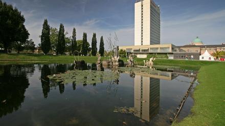 Langfristig soll das Hotel Mercure abgerissen werden. Nach Vorstellungen der Stadtspitze soll eine "Wiese des Volkes" dort entstehen.