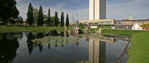 Langfristig soll das Hotel Mercure abgerissen werden. Nach Vorstellungen der Stadtspitze soll eine "Wiese des Volkes" dort entstehen.
