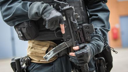 Brandenburgs bisherige Anti-Terror-Einheit wird aufgewertet - und auch Waffen und Spezialkräfte, wie das SEK, werden aufgerüstet.